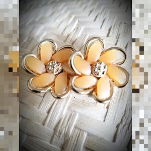 Vintage flower earrings clip on gold peach bead